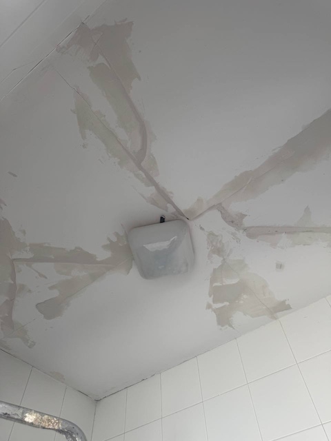 Techo con masilla en grietas