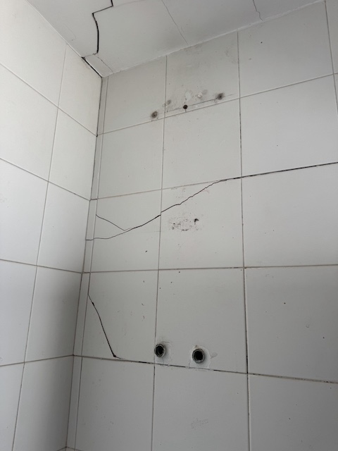 Grietas en los azulejos