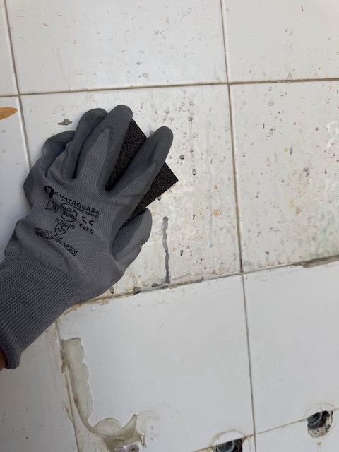Limpiando los azulejos con lija