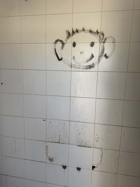 Pared azulejos manchada