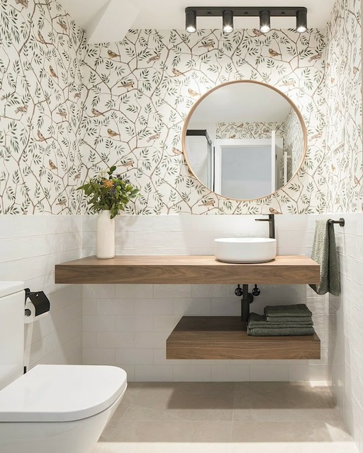 Ideas para pintar baños con el arte del Feng Shui: madera y papel pintado con detalles en negro
