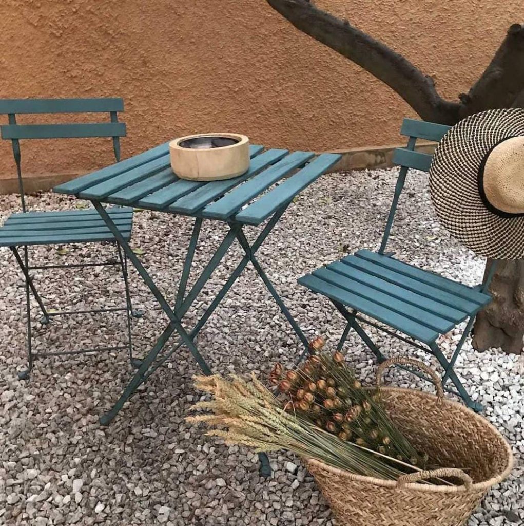 Mesa y sillas pintadas en Baresse