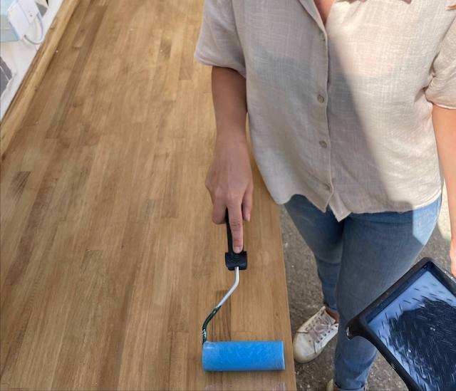 Barnizamos la encimera al pintar la cocina de exterior