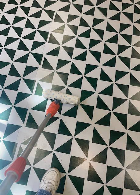 Guía para restaurar y pintar una tarima flotante 30 Aplicamos barniz a la tarima flotante pintada