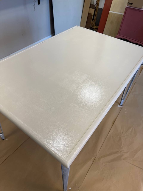 Cómo hacer efecto madera en cristal: mesa pintada