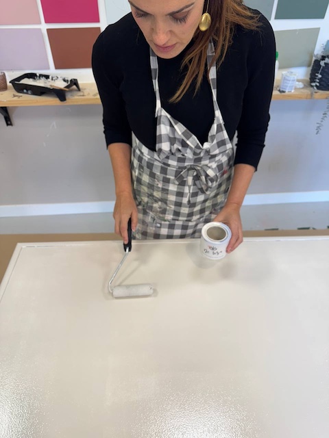 Gema aplicando primera mano de pjntura