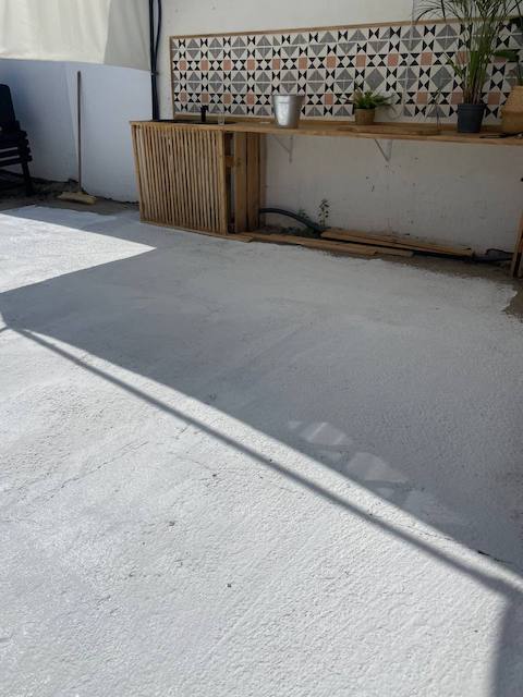 Cómo pintar el suelo de tu terraza paso a paso 6 Suelo de la terraza pintado de blanco
