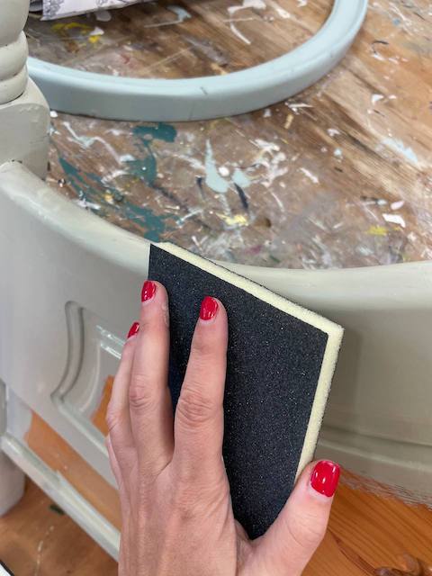 Cómo pintar un cabecero de madera 13 Bola Verde 7 lija