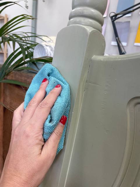 Cómo pintar un cabecero de madera 14 Bola Verde limpiar mano 2