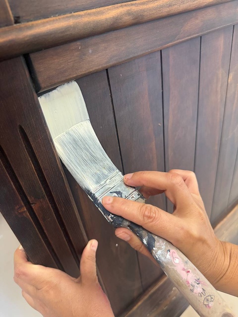 Crea efecto madera lavada en 3 pasos 7 Aplicamos la pintura con brocha