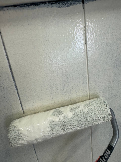 Crea efecto madera lavada en 3 pasos 8 Aplicamos la pintura en las zonas que se pueda con rodillo