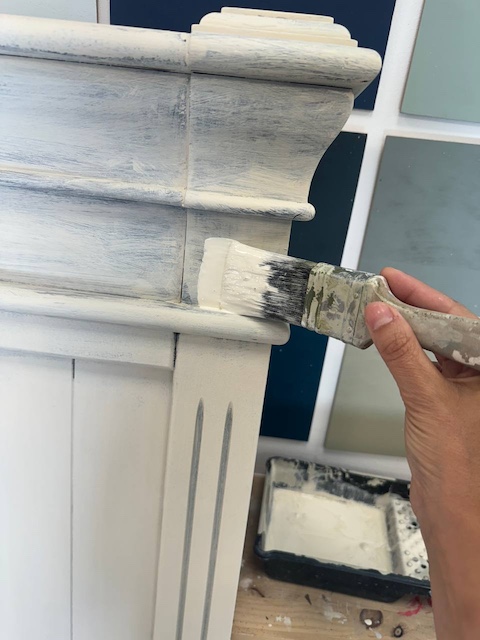 Crea efecto madera lavada en 3 pasos 12 Aplicamos la pintura con la brocha en el cabecero