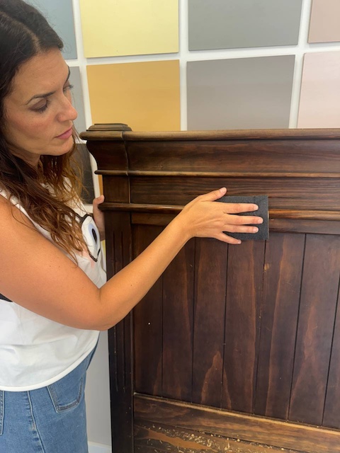 Crea efecto madera lavada en 3 pasos 5 Gema pasando la lija al cabecero que vamos a pintar