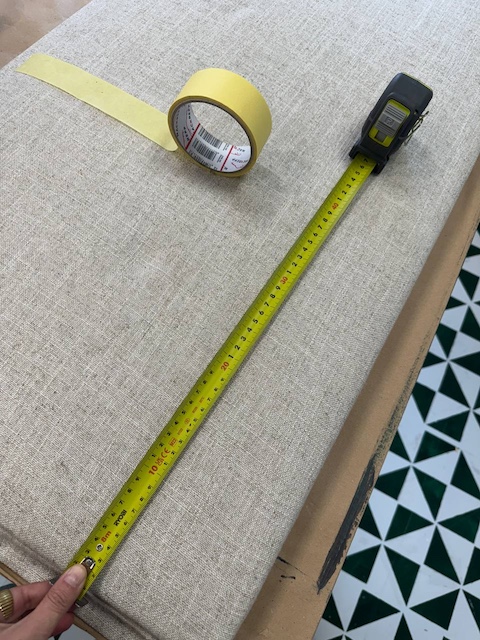 5 Ideas para renovar el cabecero de tu cama 8 Cabecero de tela, cinta adhesiva y metro