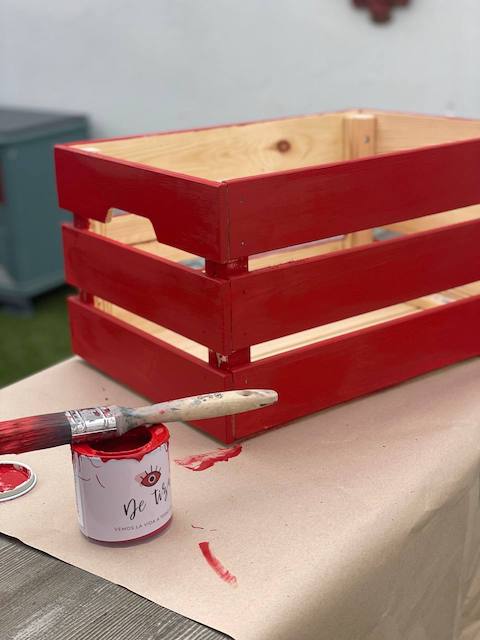 8 ideas creativas para aprovechar restos de pintura 9 Cajón de madera pintado en Russian Red