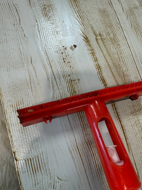 Retiramos exceso con un limpiacristales