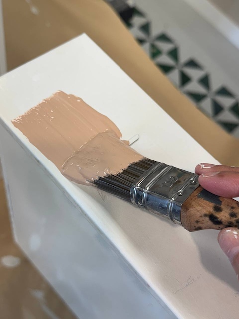 Aplicamos la pintura en el cajón