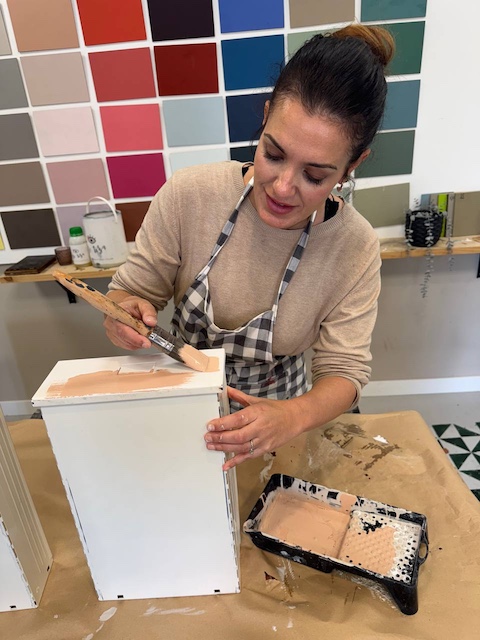 Gema pintando el cajón en Rosa Greta