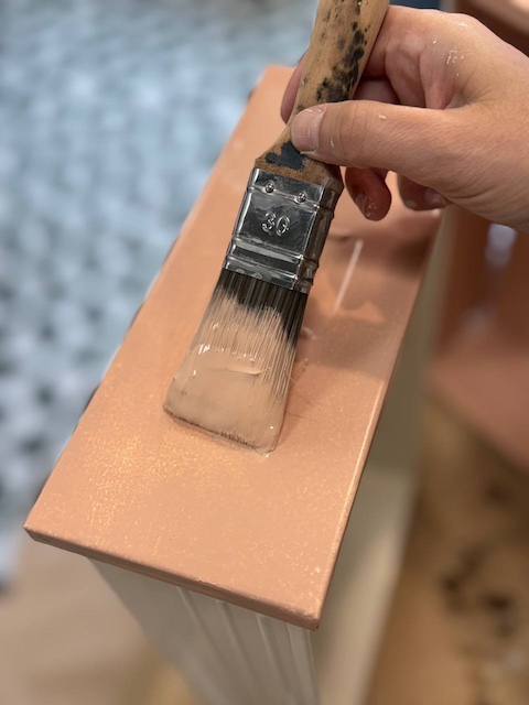 Pintamos el cajón con brocha