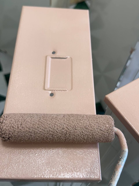 Pintamos el cajón por fuera con rodillo