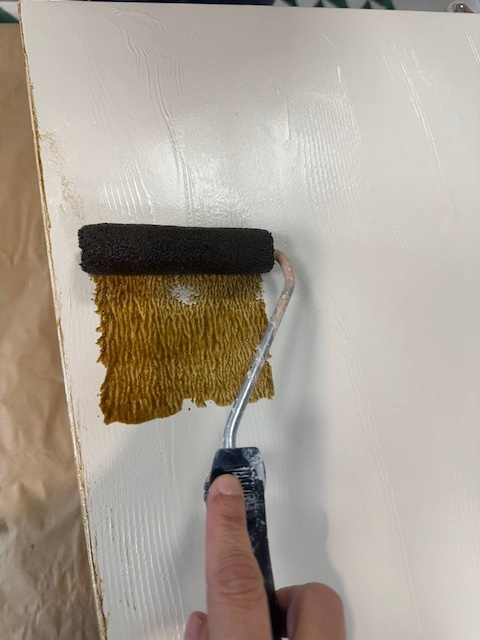 Aplicamos pátina nogal con rodillo