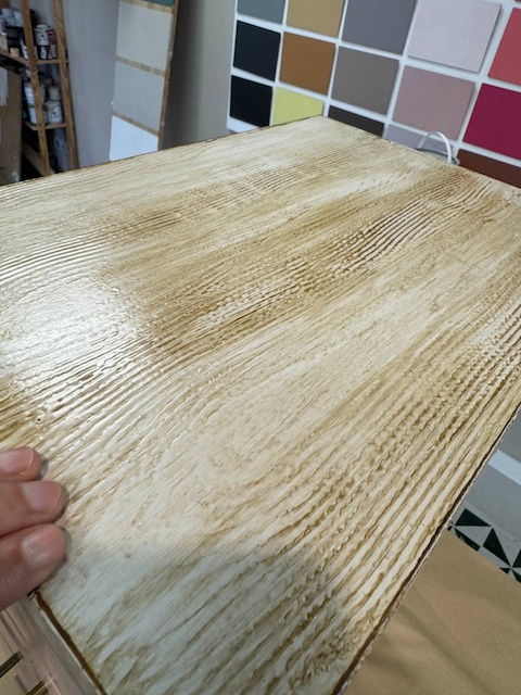 Efecto veteado en la tapa del mueble