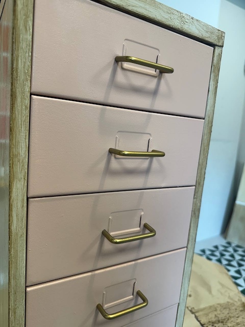 Cajonera con efecto madera en metal: tiradores