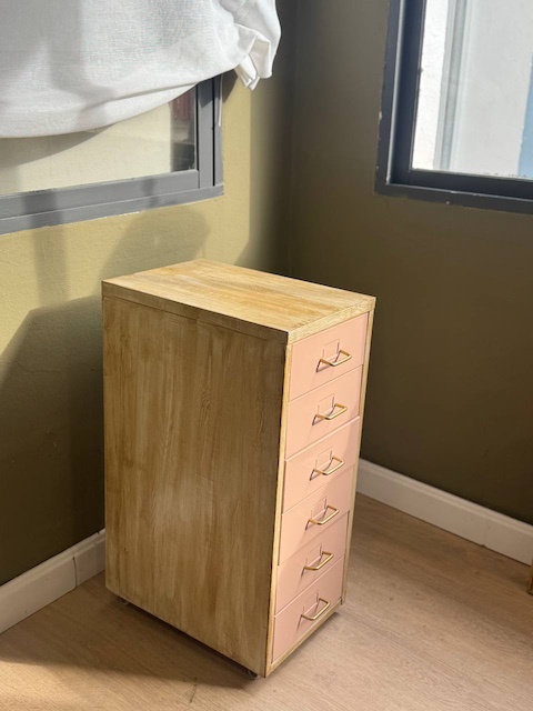 Cajonera con efecto madera en metal: resultado