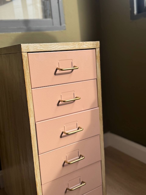 Cajonera con efecto madera en metal: resultado en seco