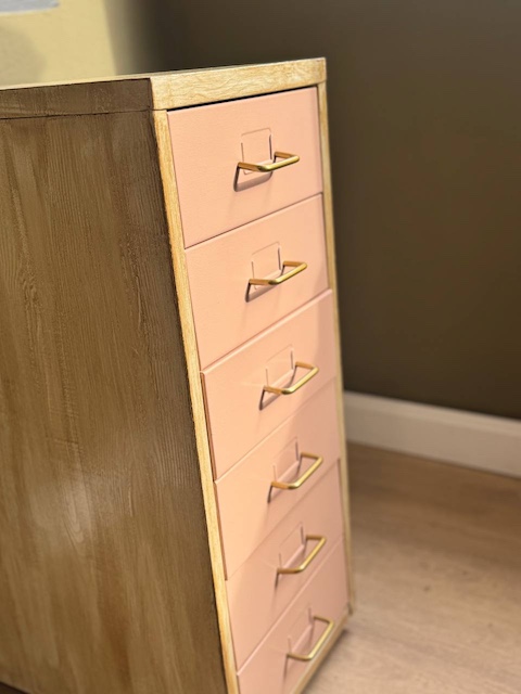 Cajonera con efecto madera en metal y tiradores en dorado