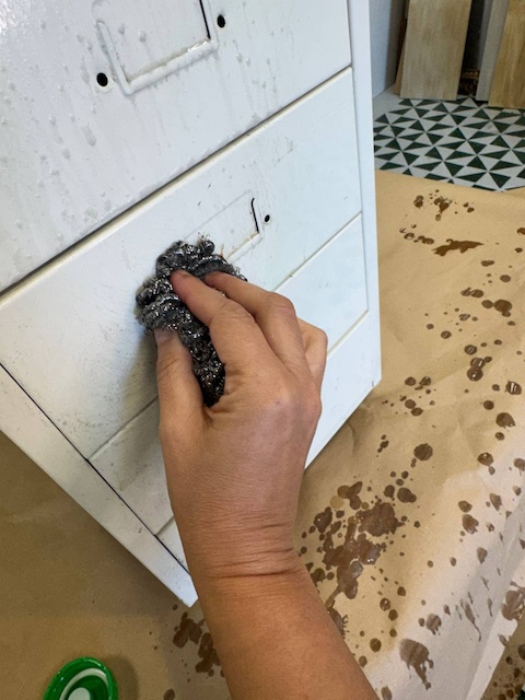 Limpiamos con una nana y Superclean la cajonera