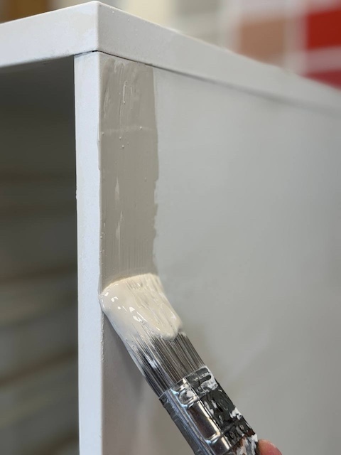 Aplicamos la primera mano de pintura