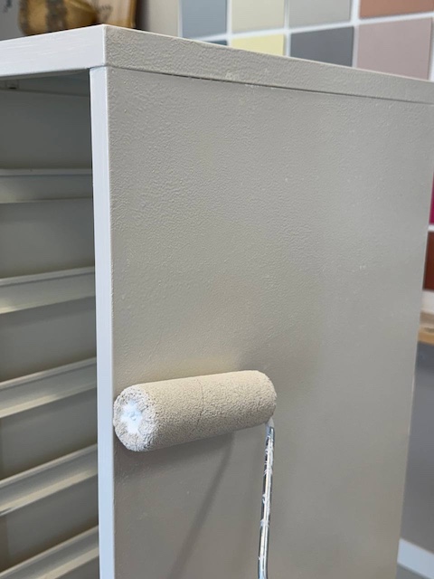 Aplicamos la primera mano de pintura con rodillo