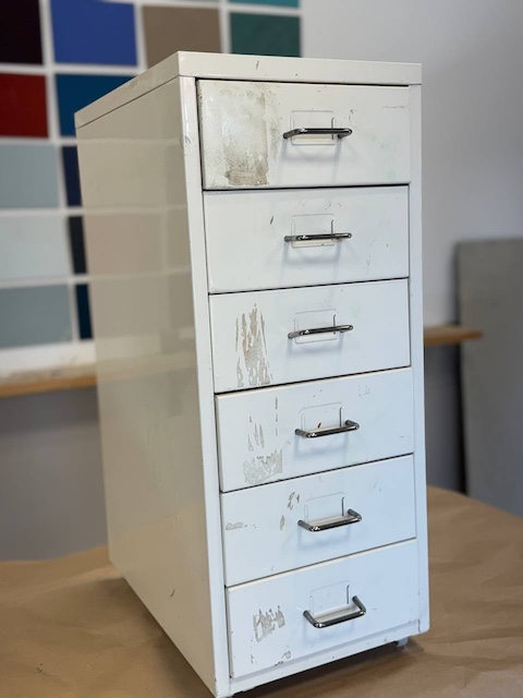 Cajonera de metal para crear el efecto madera