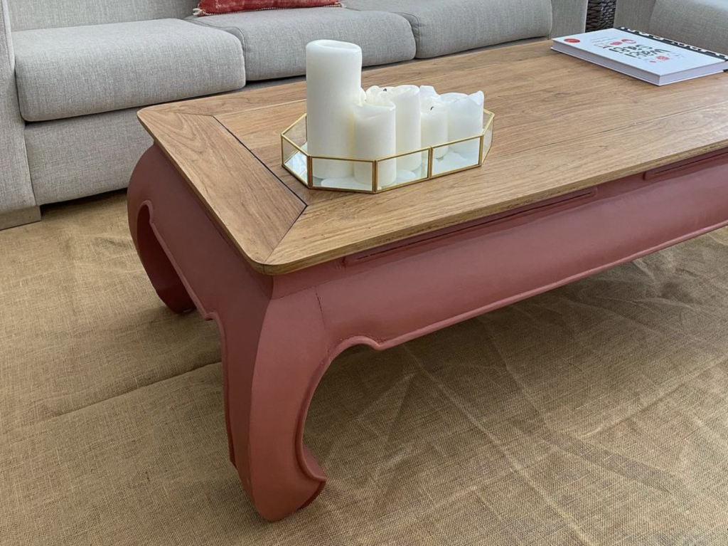 Guía completa para pintar y decorar tu casa según tu estilo de decoración 23 Mesa de salón pintada en color Rojo Calabaza