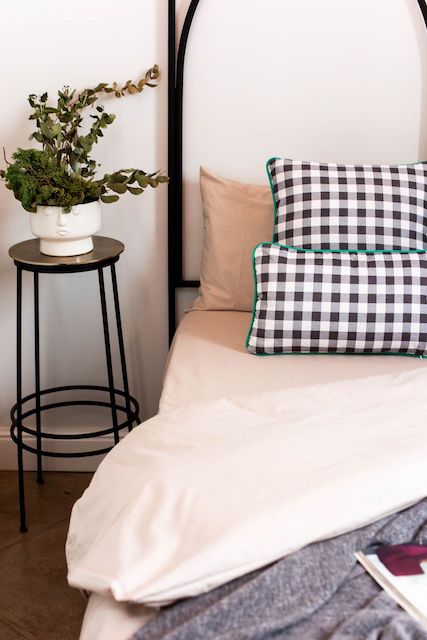 Sabanas para la decoracion textil para dormitorios en color Lino con cojines en cuadros vichy fuerteventura y borde verde