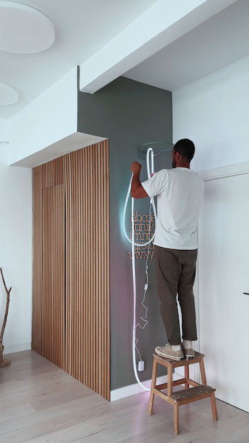 Cómo pintar una habitación juvenil: personaliza su espacio 9 Montamos la red de canasta con led en la pared pintada del dormitorio juvenil