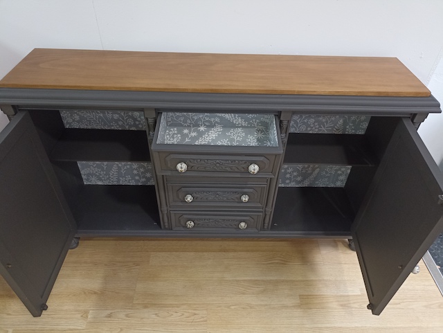 Taller Cantera Vintage 26 Interior del aparador con papel pintado