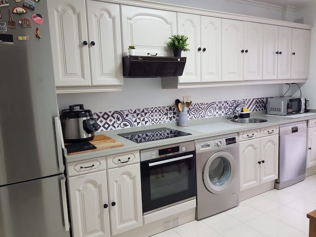 Guía completa para pintar y decorar tu casa según tu estilo de decoración 16 Cocina pintada en Lino y Oliva