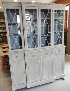 Vitrina patinada en blanco