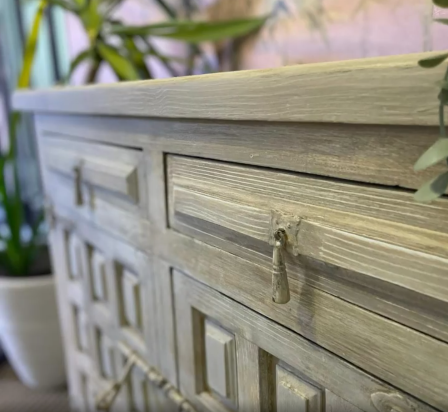 Pintar una cómoda con chalk paint con acabado profesional 26 Simular efecto decapado en cómoda al pintar con Chalk paint