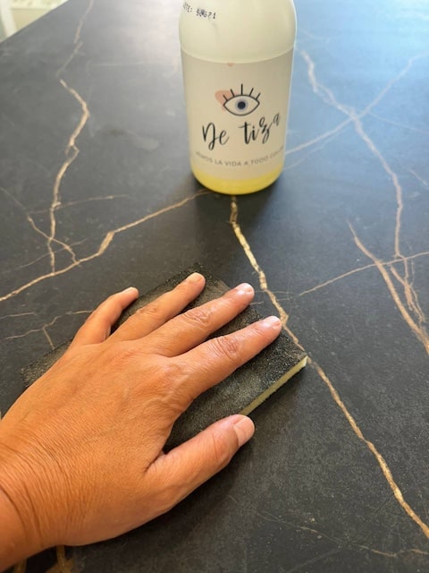 Limpiamos con ayuda de una lija el azulejo