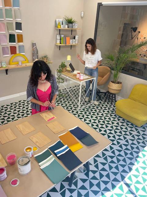 Guía para restaurar y pintar una tarima flotante 35 Equipo De Tiza trabajando en el taller con la tarima flotante pintada