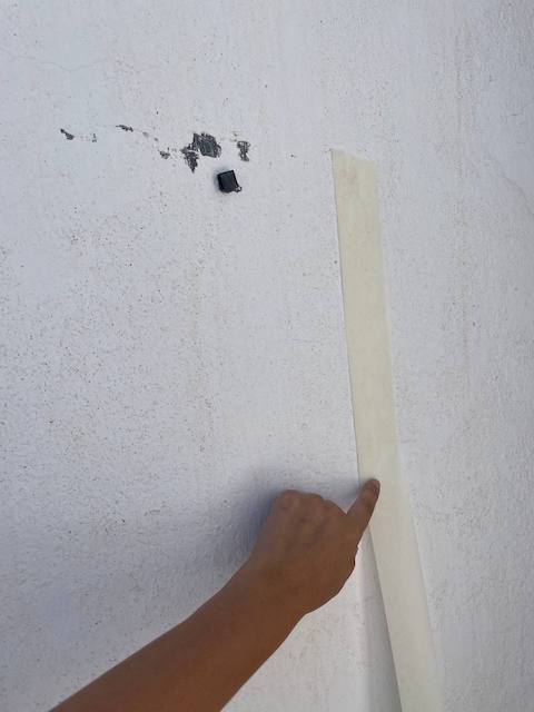 Delimitamos la zona a pintar con cinta adhesiva