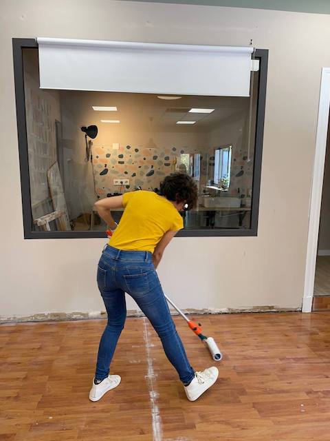 Guía para restaurar y pintar una tarima flotante 14 Claudia aplicando imprimacion en la tarima flotante