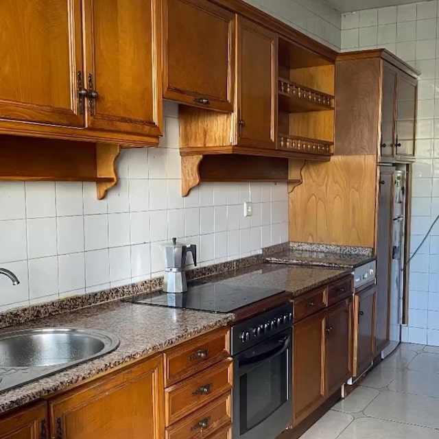 Cocina con muebles oscuros y encimera granito