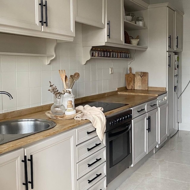 Cocina pintada muebles claros y encimera efecto madera