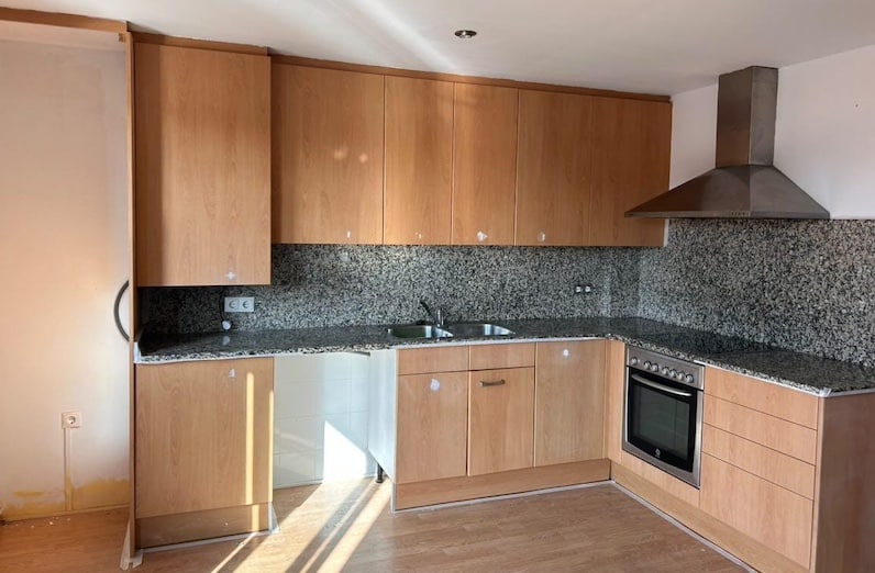 Ideas para reformar la cocina sin obras: muebles oscuros y encimera granito