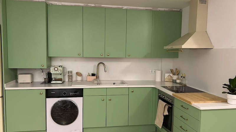 Ideas para reformar la cocina sin obras: muebles oscuros y encimera granito después en verde y blanco