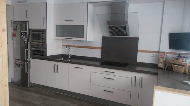 Cómo pintar un piso para alquilar: guía completa 10 Cocina pintada en un piso para alquilar o vender